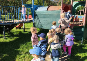 grupa Krasnoludki zwiedza ogród przedszkolny