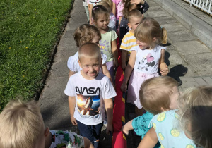 grupa Krasnoludki zwiedza ogród przedszkolny