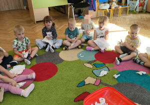 grupa Krasnoludki uczy się wycierać ręce