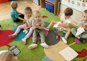 grupa Krasnoludki uczy się wycierać ręce