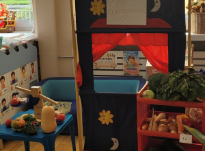 Tymczasowy warzywny stragan założony w klasie.