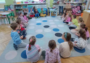 Żuki podczas warsztatów robienia gofrów
