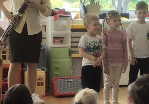 Pani Ania grająca na fagocie i grupka dzieci biorących udział w zabawie