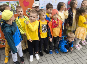 Zdjęcie grupowe Biedronek występujących przed rodzicami
