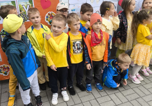 Zdjęcie grupowe Biedronek występujących przed rodzicami
