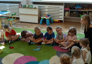 grupa Krasnoludki podczas zabaw w kole