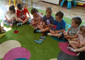 grupa Krasnoludki podczas zabaw w kole