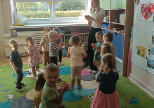 grupa Krasnoludki podczas zabaw ruchowych