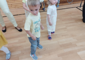 wesołe zabawy na hali gimnastycznej