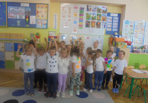 Dzieci w strojach w kropki