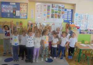 Dzieci w strojach w kropki