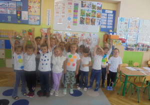Dzieci w strojach w kropki