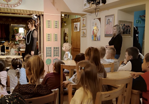 Dzieci rozmawiające z aktorami po przedstawienie pt. "Kot z butach"