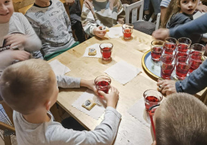 Grupa jagód w Baśniowej kawiarence poczęstowana ciasteczkami i soczkiem