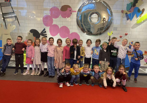 Grupa jagód w Teatrze Arlekin