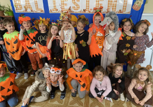 Grupa jagód ustawiona do zdjęcia w jesiennych przebraniach