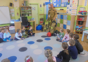 Żuki podczas spotkania ze strażakiem