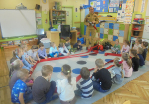 Żuki podczas spotkania ze strażakiem