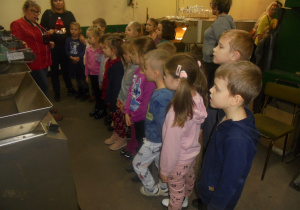 Żuki podczas wycieczki do Fabryki Bombek