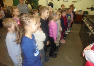 Żuki podczas wycieczki do Fabryki Bombek