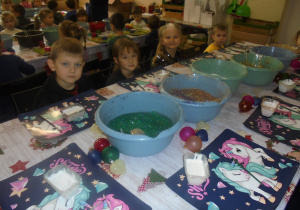 Żuki podczas wycieczki do Fabryki Bombek