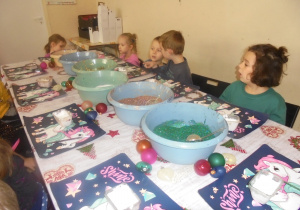 Żuki podczas wycieczki do Fabryki Bombek