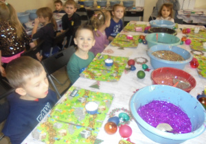 Żuki podczas wycieczki do Fabryki Bombek