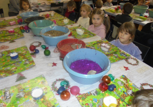 Żuki podczas wycieczki do Fabryki Bombek