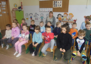 Żuki w PM nr 175 oglądające przedstawienie "Na straganie"