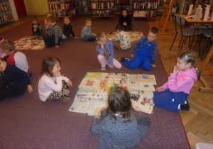 Żuki podczas warsztatów plastycznych w Bibliotece Miejskiej