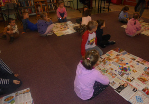 Żuki podczas warsztatów plastycznych w Bibliotece Miejskiej