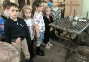 WYCIECZKA DO FABRYKI BOMBEK