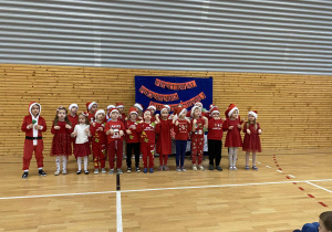 Grupa jagód podczas Festiwalu Piosenki Świątecznej w SP 12