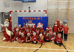 Grupa jagód podczas Festiwalu Piosenki Świątecznej w SP 12