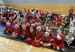 Grupa jagód podczas Festiwalu Piosenki Świątecznej w SP 12