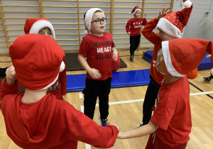 Dzieci podczas zabawy mikołajkowej na sali gimnastycznej