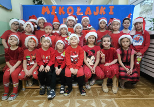 Grupa jagód na tle napisu "Mikołajki"