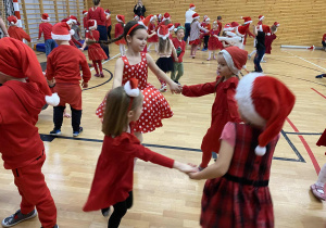 Dzieci podczas zabawy mikołajkowej na sali gimnastycznej