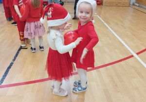 Dziewczynki tańczą z balonem podczas konkursu