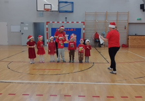 Rozwiązujemy zagadki na balu