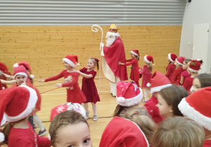 Wspólny taniec z Mikołajem