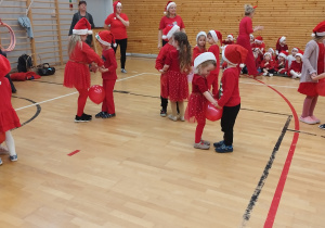 Dzieci tańczą z balonem podczas konkursu