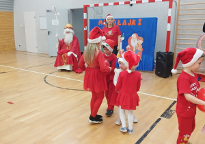 Dziewczynki tańczą z balonem podczas konkursu