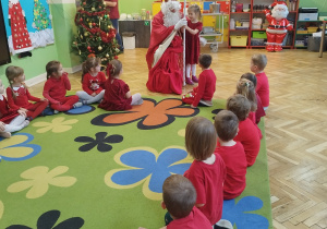 Wspólne rozmowy z Mikołajem w sali Zajączków