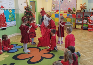 Mikołaj rozdaje drobne upominki