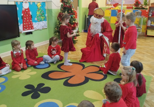 Mikołaj rozdaje drobne upominki