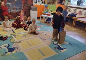 Chłopiec przebrany za dziadka wylicza ile czasu spędził na zakupach