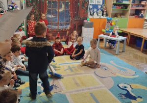 Chłopiec przebrany za tatę udaje, że odśnieża