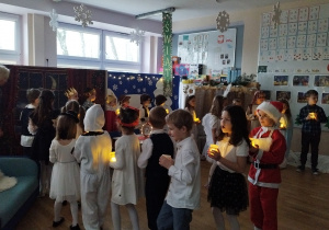 Śpiewamy piosenkę i niesiemy zapalone lampiony