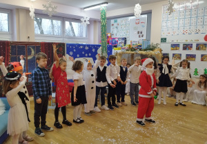 Chłopiec przebrany za Mikołaja mówi swoją rolę